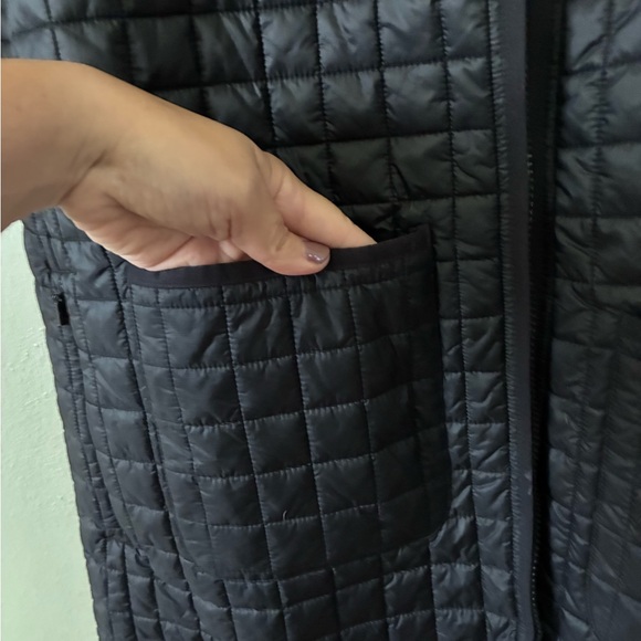 Athleta Black Grandview Lightweight Puffer Jacket - Picture 4 of 4